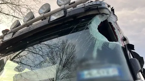 Tafla lodu spadła z naczepy, przebiła szybę i raniła kierowcę