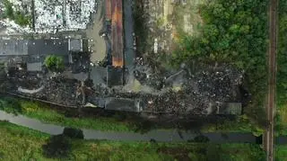 Pogorzelisko po pożarze wysypiska śmieci w Sosnowcu