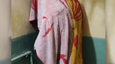 Stał w wannie okryty ręcznikiem 