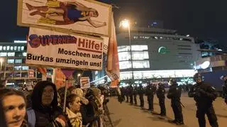 Demonstracja we Frankfurcie. "Pomocy! Otaczają nas meczety i burki" - głosi napis na transparencie