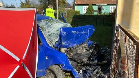 Na zakręcie pojechał prosto, uderzył w dom. Kierowca "najprawdopodobniej zasłabł", nie żyje