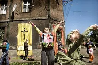 2010: Po przejściu procesji Bożego Ciała w Lipinach dziewczynki obsypują się płatkami kwiatów pozostałymi na drodze.
