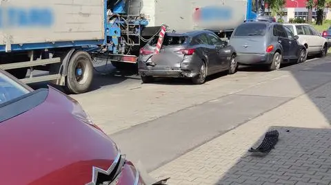 Podpora z ciężarówki zahaczyła o cztery auta. "Siłą uderzenia zostały przesunięte"