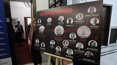 Z Sejmu usunięto tablicę PO Układ Kaczyńskiego