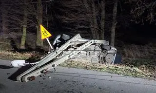 Uderzył w słup, wjechał do rowu. Jedna osoba trafiła do szpitala