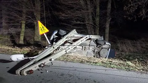 Zjechał z drogi, uderzył w słup i wjechał do rowu. Jedna osoba w szpitalu, 24-latek zatrzymany