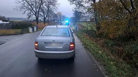 Był tak pijany, że zasnął za kierownicą 