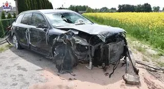 Zniszczony został przód samochodu. Kierowcy nic się nie stało