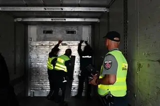 Migranci przewożeni byli w specjalnej skrytce 