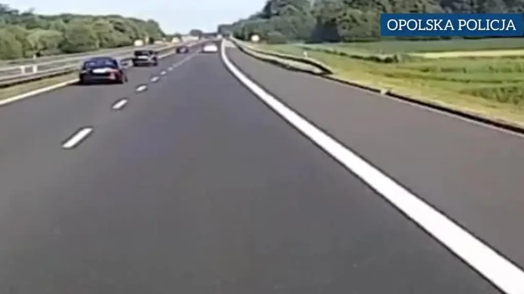 Sportowe auto gnało pasem awaryjnym