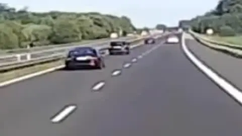 Sportowe auto gnało pasem awaryjnym