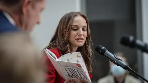 Natalie Portman read fables to kids at children's hospital in Poznań
