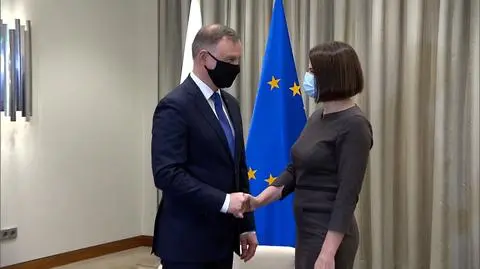 Uścisk dłoni Andrzeja Dudy i Swiatłany Cichanouskiej