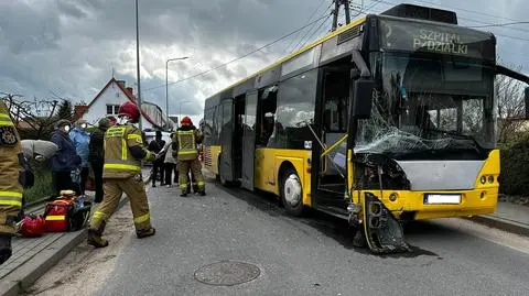 Policyjny radiowóz zderzył się z autobusem. Dwoje policjantów w szpitalu