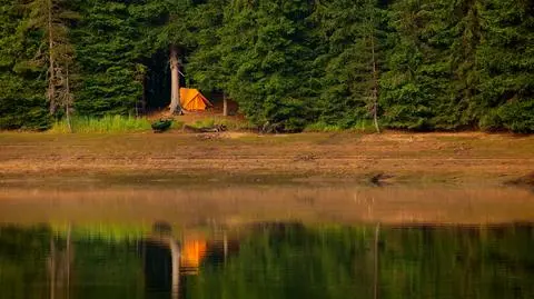 W lesie, w górach, a może na plaży? Gdzie w Polsce można nocować pod namiotem