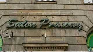 Pod Salonem Prasowym widać pozostałości po dawnym neonie Filatelistyka