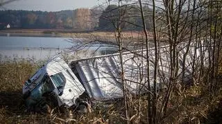 Tir wjechał do jeziora