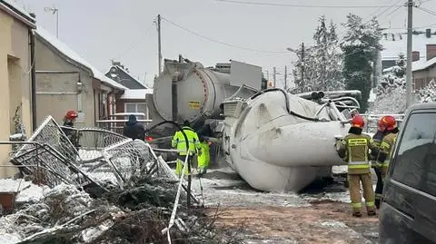 Cysterna z cementem przewróciła się na posesję. Policja przewiduje kilka godzin utrudnień