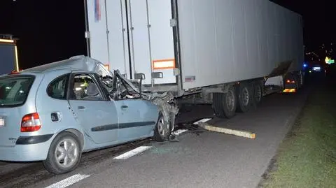 Jeden wjechał w tył ciężarówki, drugi szedł drogą i został potrącony. Obaj zginęli na miejscu