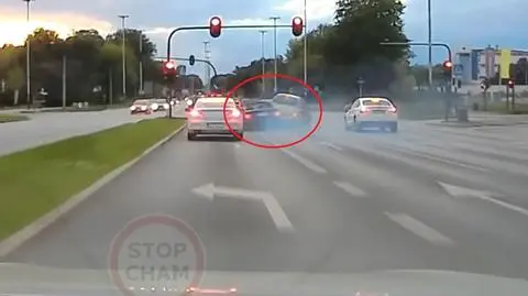 Samochód uderzył w dwa samochody. W jednym z nich były policjantki. Obie były po spożyciu alkoholu