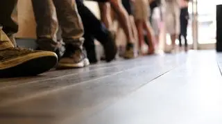 Uczniowie w rządku, w zmienionych butach?