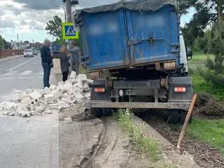 Po zderzeniu ciężarówka wjechała w ogrodzenie