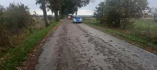 Rowerzysta trafił do szpitala po upadku na zabrudzonej drodze