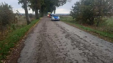 Zbierał kukurydzę, zanieczyścił drogę. Rowerzyści mieli wypadek