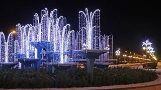 W okresie zimowym na fontannie pojawia się świąteczna iluminacja