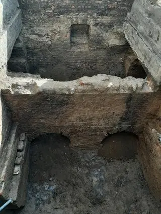 Pod pięcioma eremami odkryto przejścia i piwnice 