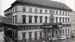Duży ruch pod dawną siedzibą wrocławskiej giełdy