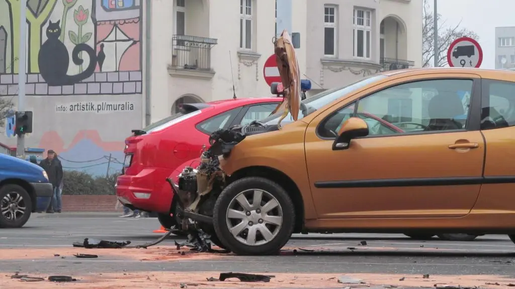 Kobieta z peugota wjechała w wóz strażacki