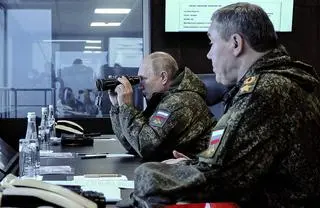 Władimir Putin obserwuje ćwiczenia Wostok 2022