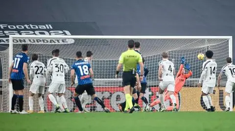 Szczęsny fruwał w bramce, Ronaldo zmarnował karnego. Remis w hicie