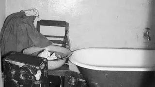 Łazienka w warszawskim mieszkaniu, 1955-60