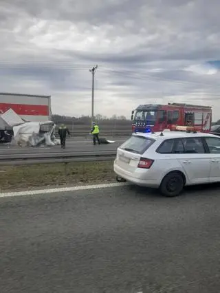 Zderzenia samochodu ciężarowego z busem na S1b 