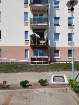 Wyważone zostały drzwi i okno balkonowe