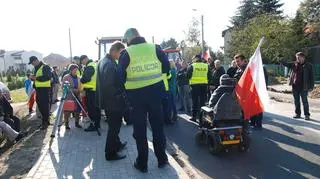 Grupa policjantów,podczas legitymowania członków blokady
