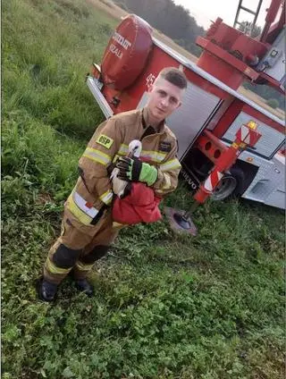 Strażacy z OSP Pilaszków odbudowali zniszczone bocianie gniazdo. 