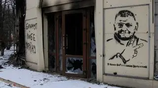 Zniszczony budynek w Bachmucie. Po lewej stronie widnieje napis "Bachmut kocha Ukrainę", po prawej - rysunek przedstawiający naczelnego dowódcę wojsk ukraińskich Walerija Załużnego 