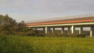 Zdjęcie poglądowe wiaduktu z autostrady A1 między węzłami Piątek i Kutno Wschód, nad pradoliną rzek Bzury i Neru 