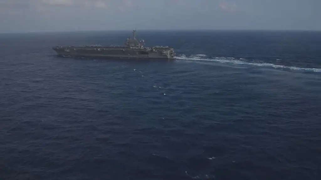 USS Carl Vinson pływa u wybrzeży Korei