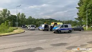 Policjanci zablokowali 22-latkowi drogę. Audi uderzyło w radiowóz i kolejny samochód