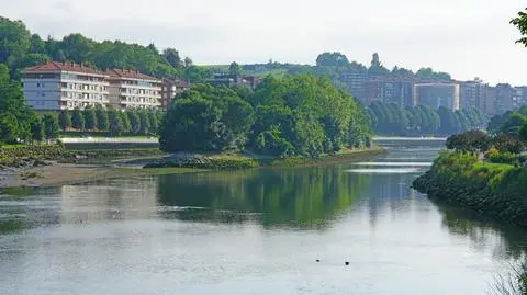 Hendaye francja wyspa - EQRoy shutterstock_1135901219-1