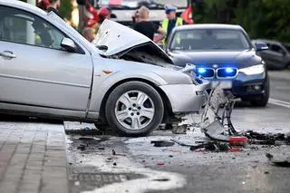 Wypadek w Przemyślu. Przód auta został zmiażdżony, kierowca w szpital