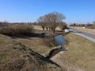 Obok biegnie droga krajowa numer 12
