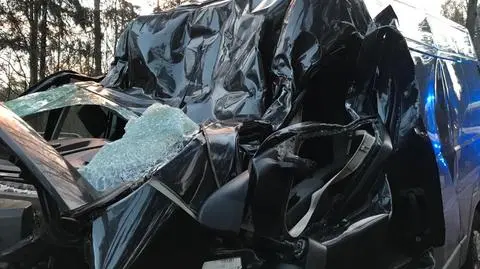 "Buchnęło porządnie". Wiatr przewracał drzewa na samochody, zrywał dachy. Jedna osoba ranna