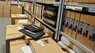 Program "Laptop dla ucznia". Tysiące laptopów kurzą się w magazynie