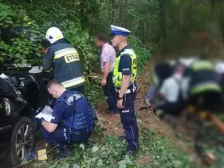 Mężczyźni byli zakleszczeni w aucie 