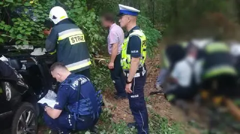 Mężczyźni byli zakleszczeni w aucie 